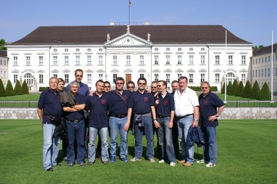 Legend-Team vorm Schloss Bellevue