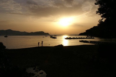 Strandleben bei Sonnenuntergang